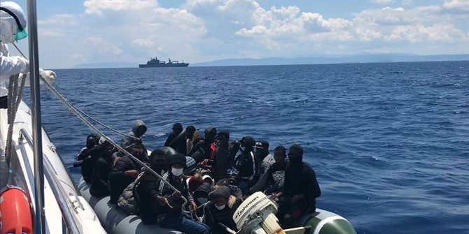 Yunan sahil güvenliğince Türk kara sularına itildikleri iddia edilen sığınmacılar kurtarıldı