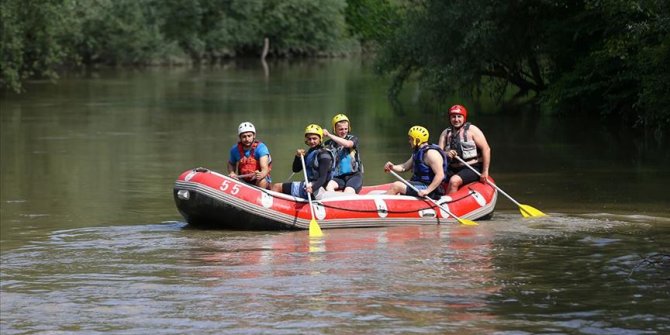 Adrenalin tutkunlarına raftingde 'sosyal mesafe' düzeni