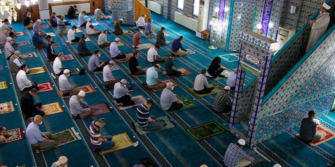 Camilerde salgın sürecindeki ikinci cuma namazı kılındı