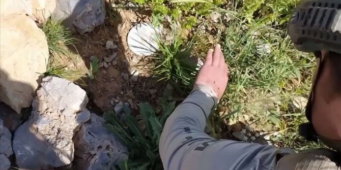 MSB: Hakkari'de PKK'lı teröristlerce kullanılan iki girişli mağaradaki mühimmat ve patlayıcılar imha edildi