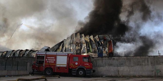 Sakarya'da geri dönüşüm tesisinde çıkan yangın kontrol altına alındı