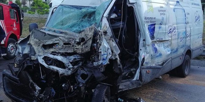İstanbul'da panelvan ile kamyonetin çarpışması sonucu 5 kişi yaralandı