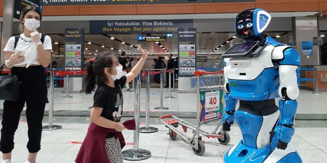 Sabiha Gökçen Havalimanı'ndaki koronavirüs önlemlerine 'Aerobot' da katıldı
