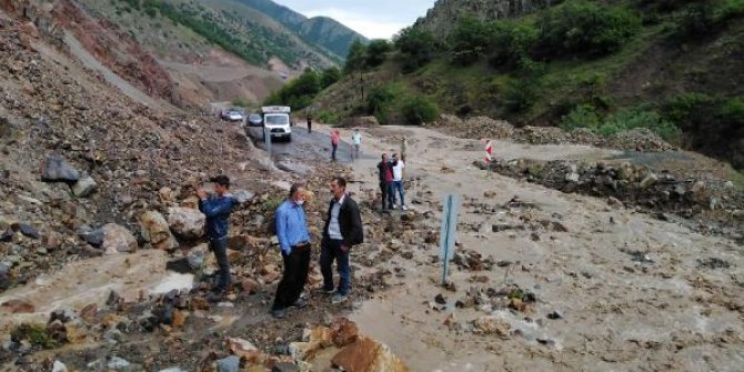 Giresun'da heyelan yol kapattı