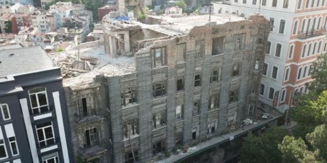 Beyoğlu'nda tarihi binanın duvarı çöktü: 3 yaralı 