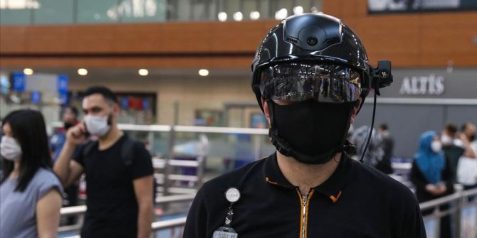 Sabiha Gökçen Havalimanı'nda kasklı termal kamera ile yolcuların vücut ısısı ölçülüyor