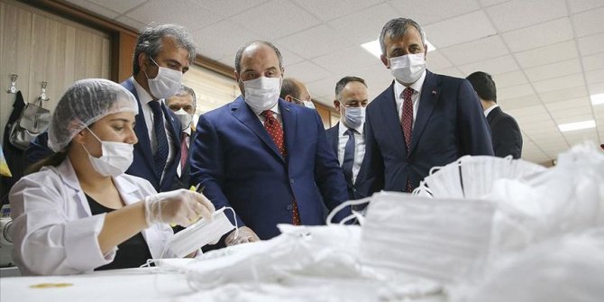 Bakan Varank, Kırıkkale'deki maske üretim tesisini ziyaret etti