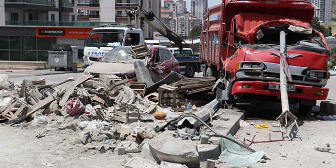 Freni boşalan kamyon, kırmızıda bekleyen araçlara çarptı: 1 ölü, 3 yaralı 