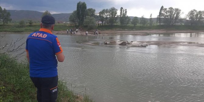 Sivas'ta ırmakta kaybolduğu değerlendirilen 3'ü çocuk 4 kişi için arama çalışması başlatıldı