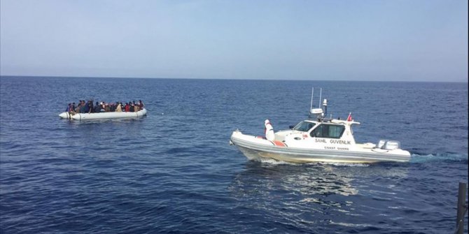 İzmir'de Türk karasularına geri itilen 42 sığınmacı kurtarıldı