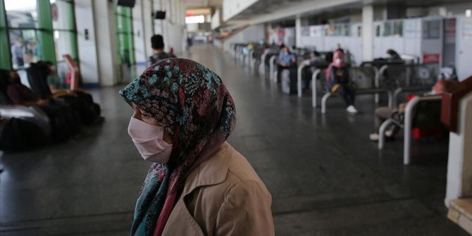 Kovid-19 tedbirleri kapsamında 65 yaş ve üzerindekilerin seyahatlerinde 'izin şartı' sürüyor