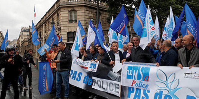 Fransa'da polislerden boğma tekniği yasağına protesto