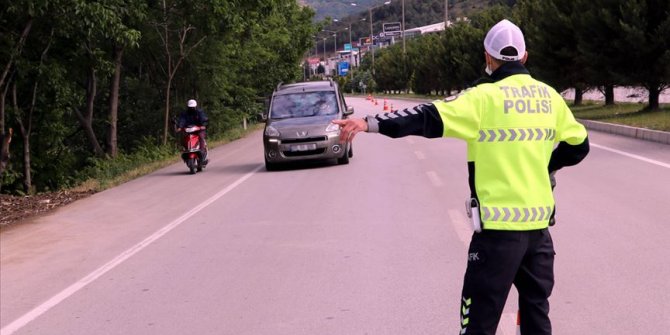 Türkiye genelindeki denetimlerde 18 bin sürücüye 'cep telefonu' cezası