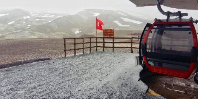 Erciyes'e kar yağdı