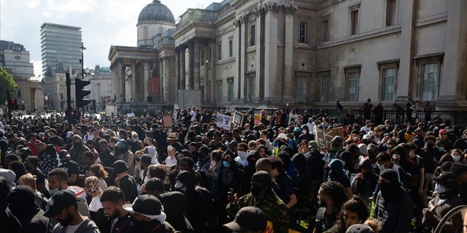 Londra'da aşırı sağ ve ırkçılık karşıtı göstericiler arasında çatışma çıktı