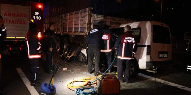 Ankara'da, hafif ticari araç kamyona çarptı: 2 ölü, 1 yaralı