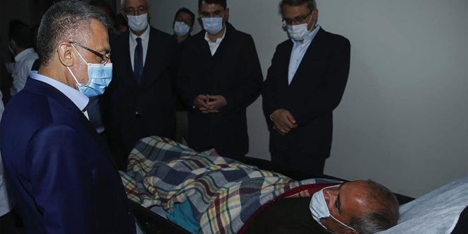 Cumhurbaşkanı Yardımcısı Oktay'dan Bingöl Devlet Hastanesindeki yaralılara ziyaret