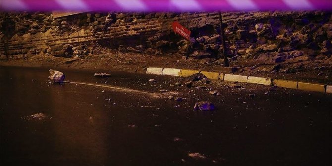 İstanbul'da surlardan kopan taşlar yola savruldu