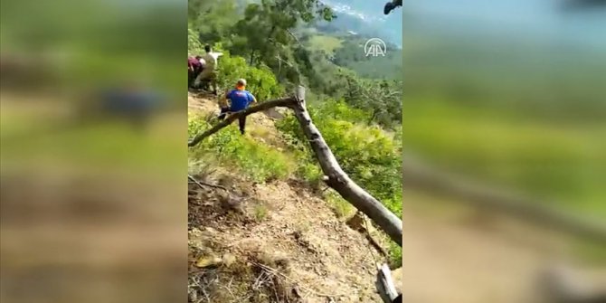 Hatay'da uçurumdaki yaralı genç askeri helikopterle kurtarıldı