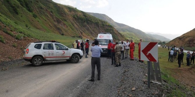 Bingöl-Yedisu kara yolu artçı depremler nedeniyle ulaşıma kapandı