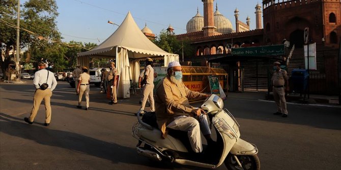 Hindistan'da son 24 saatte Kovid-19 nedeniyle 380 kişi hayatını kaybetti