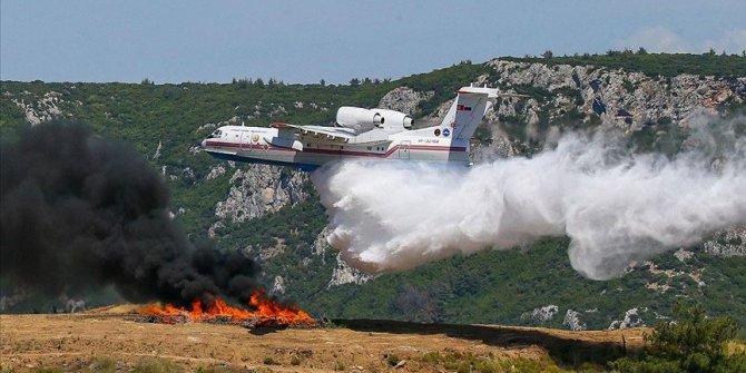 Tarım ve Orman Bakanı Bekir Pakdemirli yangın uçağını test etti