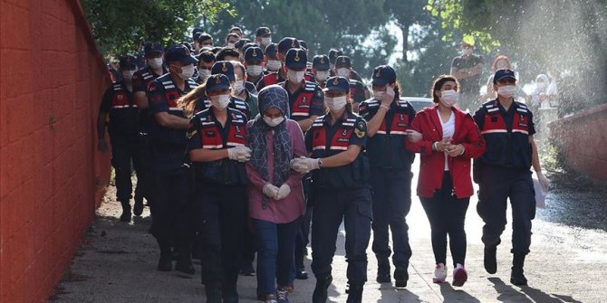 Balıkesir merkezli FETÖ operasyonunda yakalanan 25 şüpheli adliyede