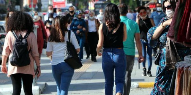 Van'da vaka artışları sürüyor, caddeler kalabalıktan geçilmiyor