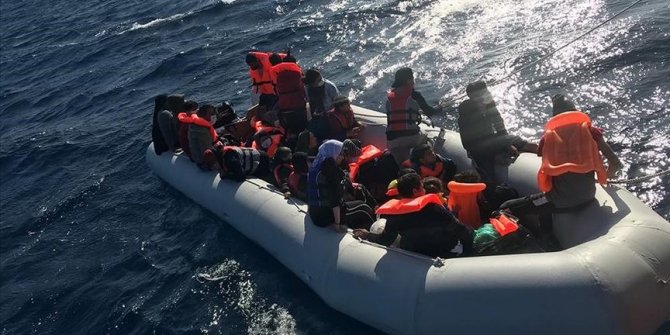 Çanakkale'de lastik bottaki 29 sığınmacı kurtarıldı