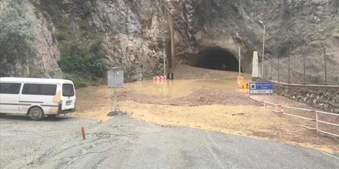 Artvin-Erzurum kara yolu heyelan nedeniyle ulaşıma kapandı