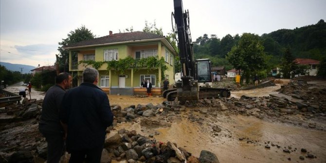 Düzce'de sağanak su baskınlarına yol açtı