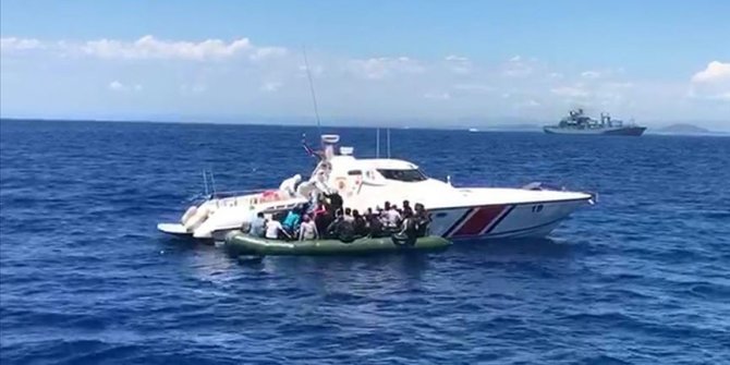 İzmir'de Türk karasularına geri itilen 56 sığınmacı kurtarıldı