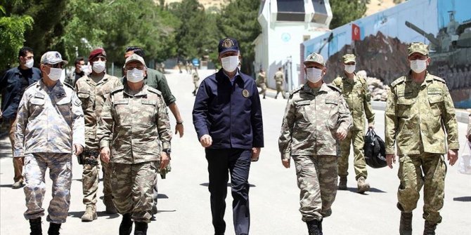 Bakan Akar ve TSK'nın komuta kademesi sınır hattında