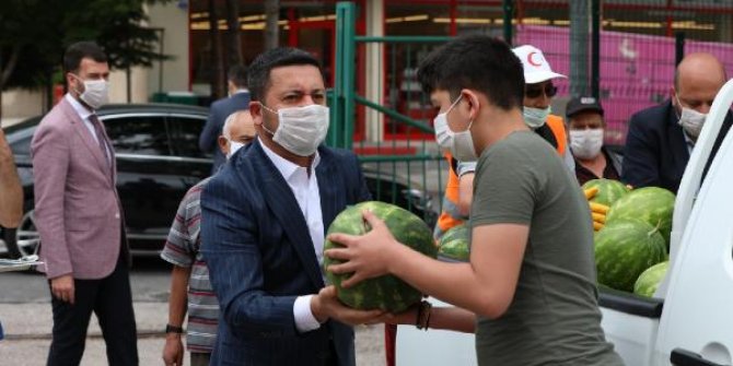 Nevşehir'de LGS'ye girecek öğrencilere karpuz dağıtıldı