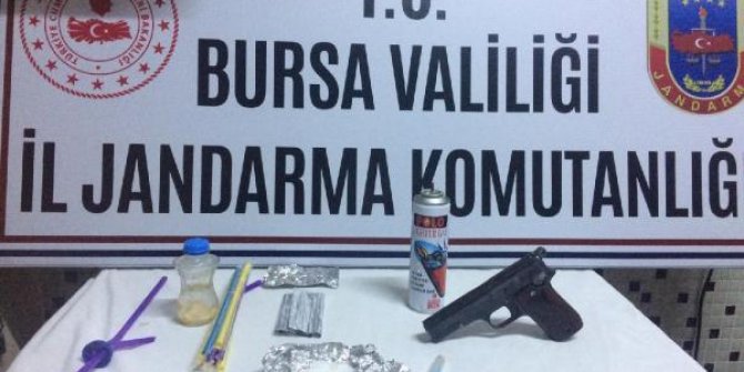 Uyuşturucu ve tabancayla yakalandılar