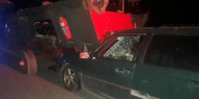 Otomobil, traktörün arkasına bağlı biçerdövere çarptı: 1 ölü, 1 yaralı