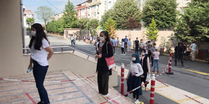 Öğrenciler hijyen koridorundan geçiyor