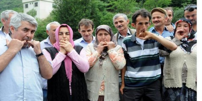 Giresun'da jandarmadan 'kuş dili' ile sosyal mesafe ve maske uyarısı