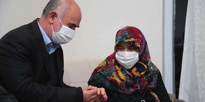 Cumhurbaşkanı Erdoğan yüzüğünü Milli Dayanışma Kampanyası'na bağışlayan kadına aynı yüzüğü hediye etti