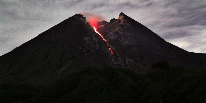 Endonezya'da Merapi Yanardağı'nda patlama