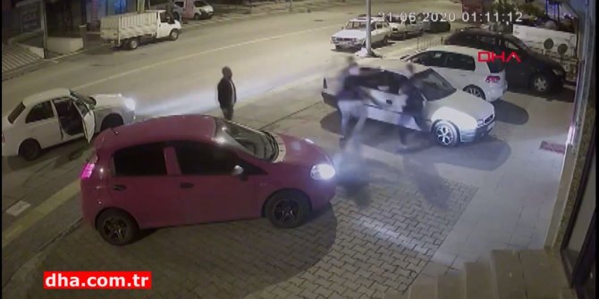 Yanlış adama çattılar! 30 saniyede 3 kişiyi yere serdi