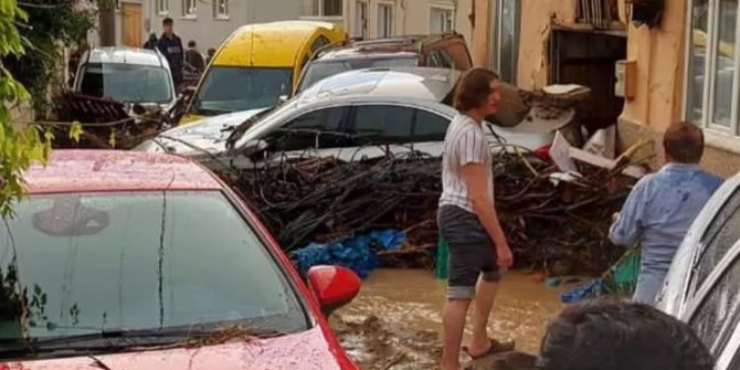 Bursa'da sel hayatı felç etti! Gelen fotoğraflar hayrete düşürdü!