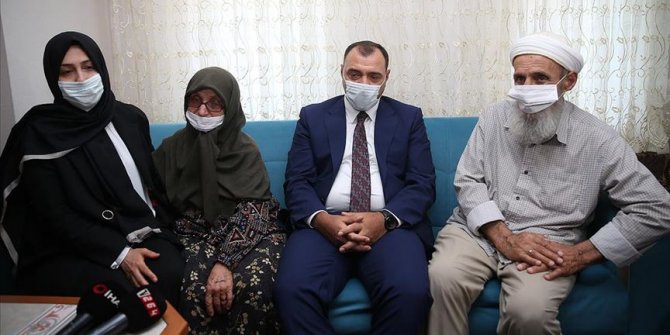Sakarya Valisi Kaldırım şehit kaymakam Safitürk'ün babasını ziyaret etti