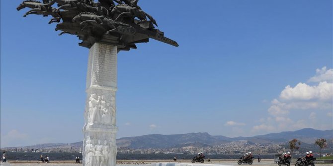 İzmir'de polis ekipleri maske denetimi yaptı