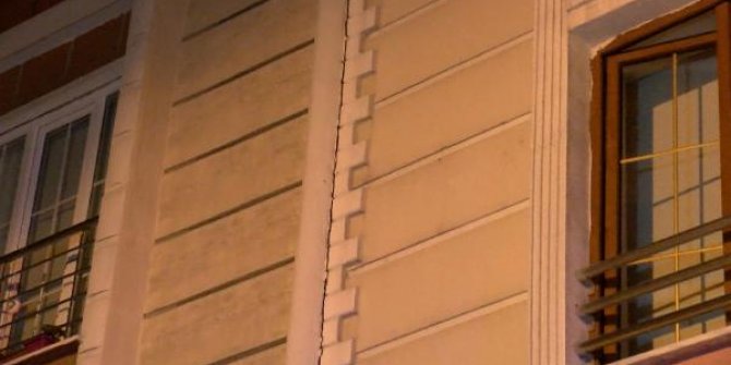 Sultangazi'de çatlak oluşan 3 bina boşaltıldı