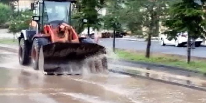 Nallıhan'da, sağanak yolları kapattı