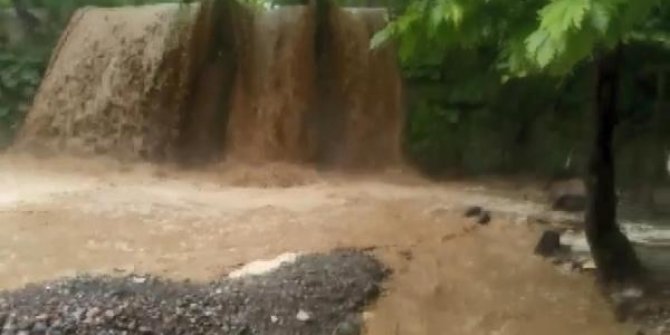 İnegöl ve Yenişehir'i sel vurdu