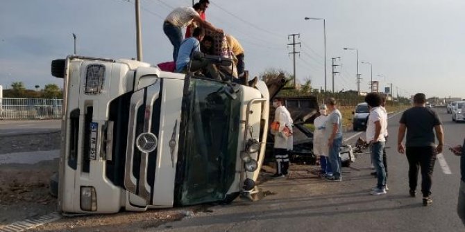 Hurda yüklü kamyon devrildi: 3 yaralı