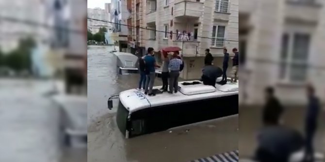 Vatandaşlar minibüsün üzerinde mahsur kaldı