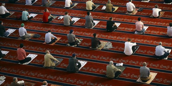 Camiler 5 vakit cemaatle namaza açılıyor